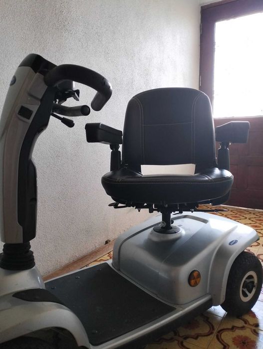 Scooter elétrica de mobilidade Invacare Leo