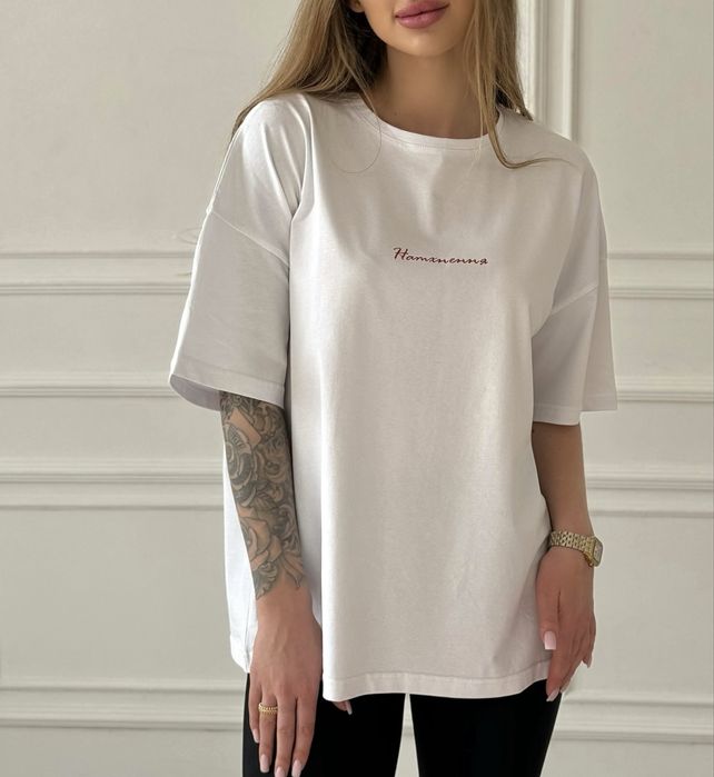 Вільна базова біла футболка