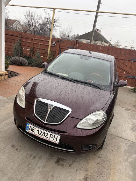 Машина Lancia ypcilon женская