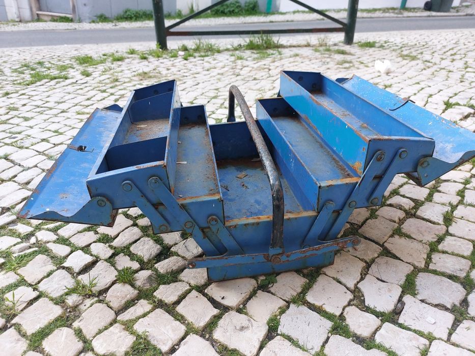 Antiga caixa de ferramentas em metal 

Largura - 45cm
Lateral - 25cm
A