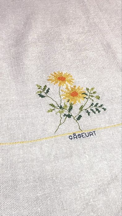 Obrus lniany z haftem krzyżykowym, kwiatowy wzór,  rękodzieło