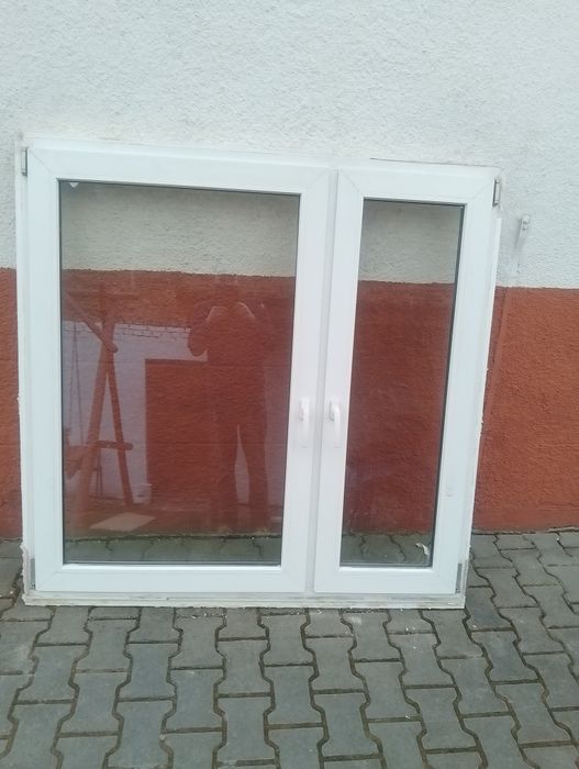Okno z   demontażu z parapetem