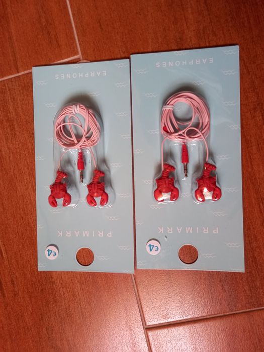 Auriculares novos e embalados.