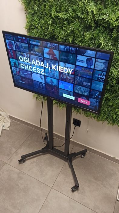 Telewizor Manta 32" z pilotem + stojak mobilny na kółkach