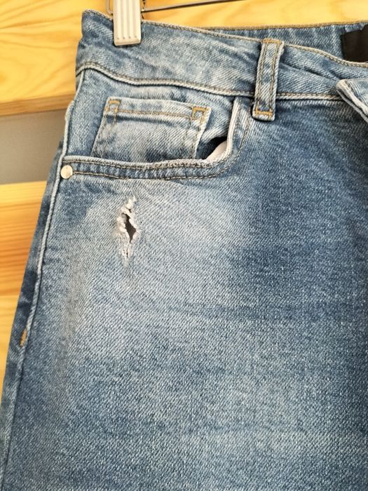 Jeansy z przetarciem marki Mohito rozmiar 38 stan bardzo dobry.
