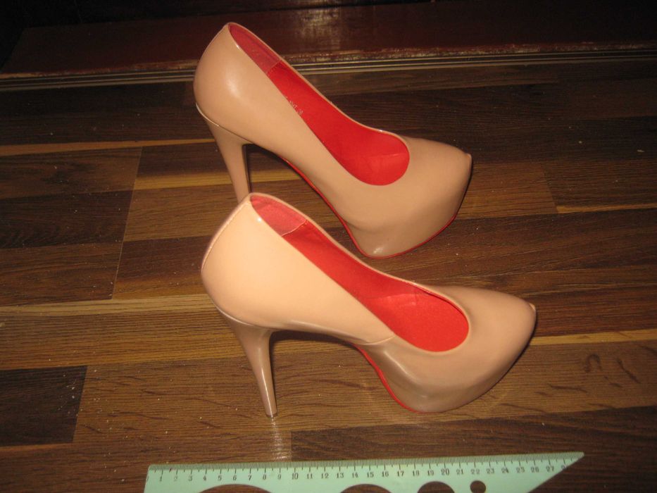 Стрипы,размер 38,в хорошем состоянии.Кожа.