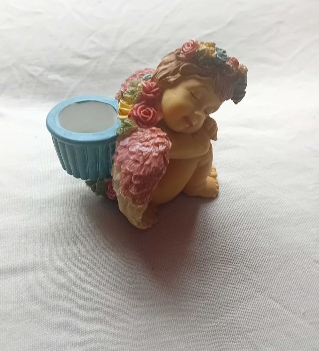 Figurka - świecznik ze śpiącym aniołkiem, konglomerat alabastrowy.