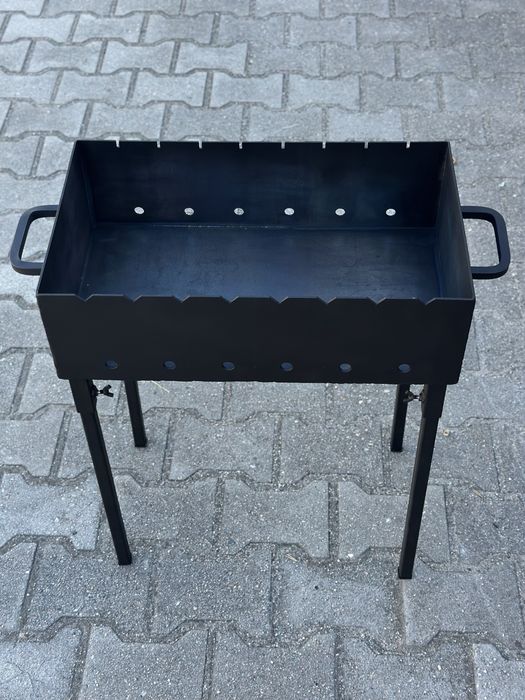 Składany grill na 8 szaszłyków.