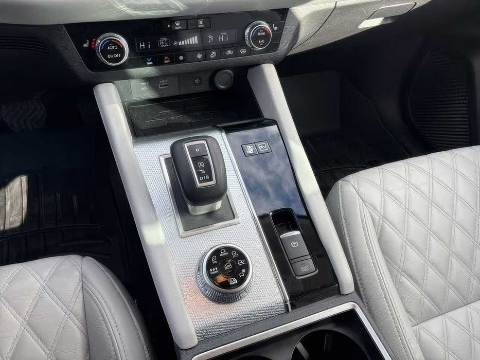 Mitsubishi Outlander      2023