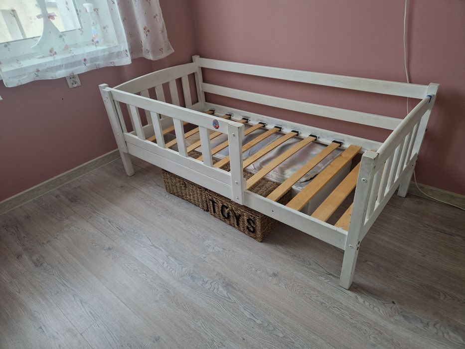 Drewniane łóżko dziecięce