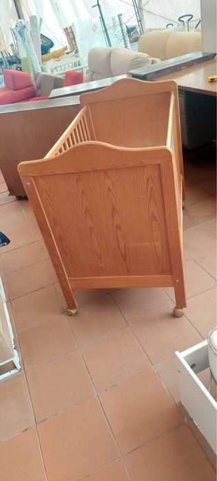 Berco castanho em madeira