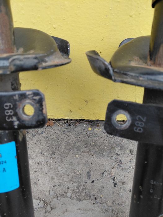 Стойки передние Мазда 3,5 б/у