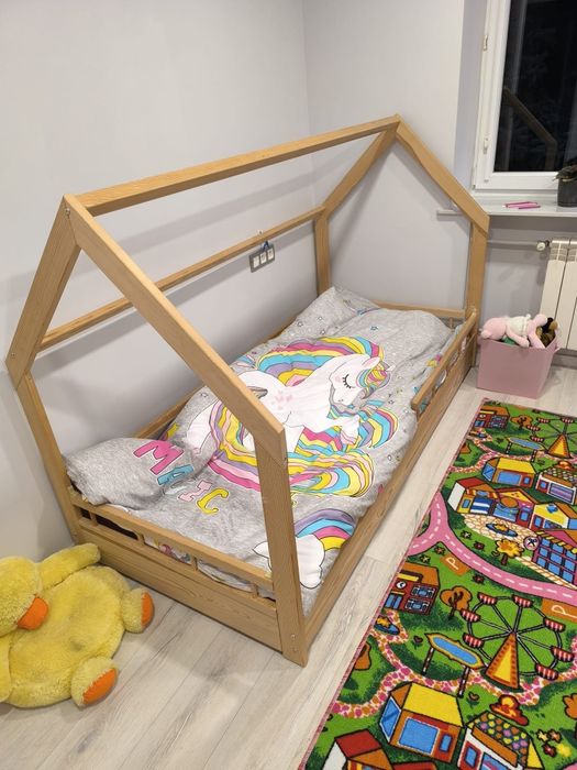 Łóżko dziecięce w kształcie domku