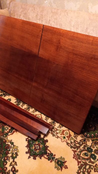 Стіл із дерева розкладний