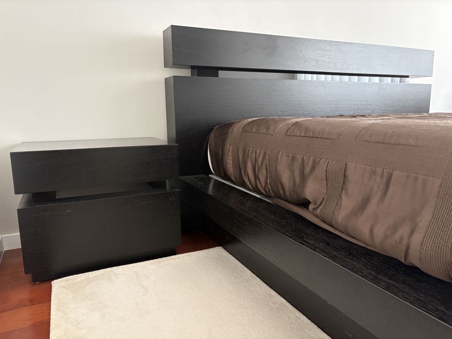 Cama de casal com sistema elevatório e duas mesinhas cabeceira