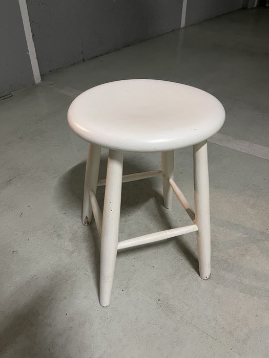 1 banco de cozinha antigo, em madeira