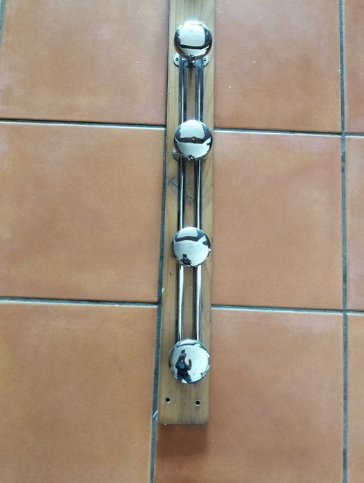 Cabide pode ser junto ou passar a dois em madeira e inox