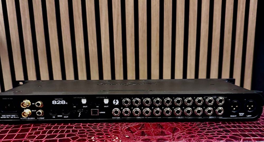MOTU 828x Thunderbolt/USB Audio Interface 28x30, como novo