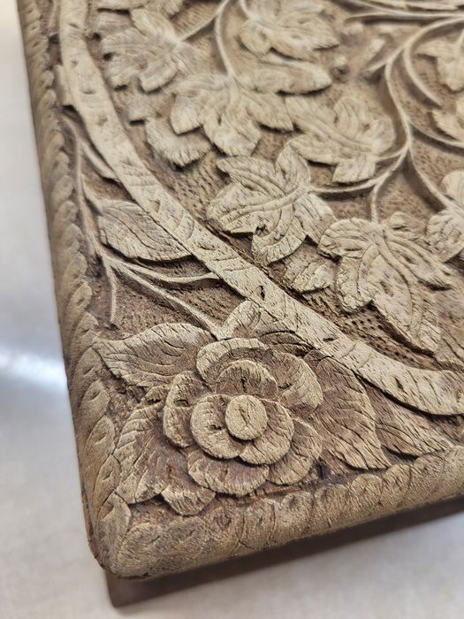 Вінтажна різьблена дерев'яна скринька