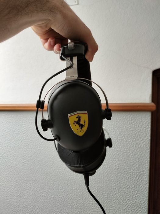 Kit volante e headphones Ferrari
