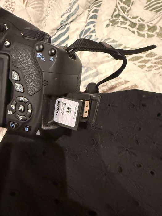 Canon EOS 700D + 18-55mm IS STM | 2 Baterias + Bolsa