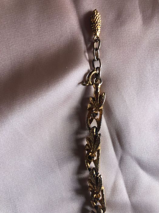 Pulseira dourada estilizada antiga