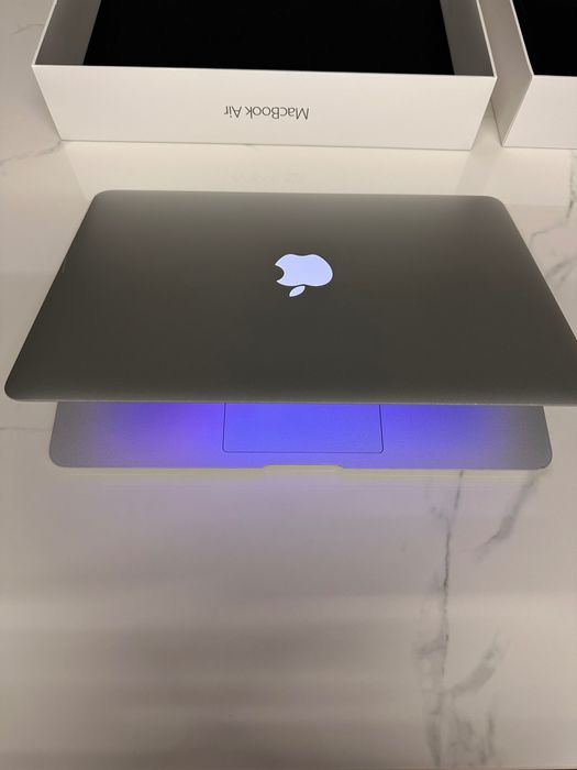 MacBook Air 13" 2017 i5 (com carregador e caixa, ótimo estado)