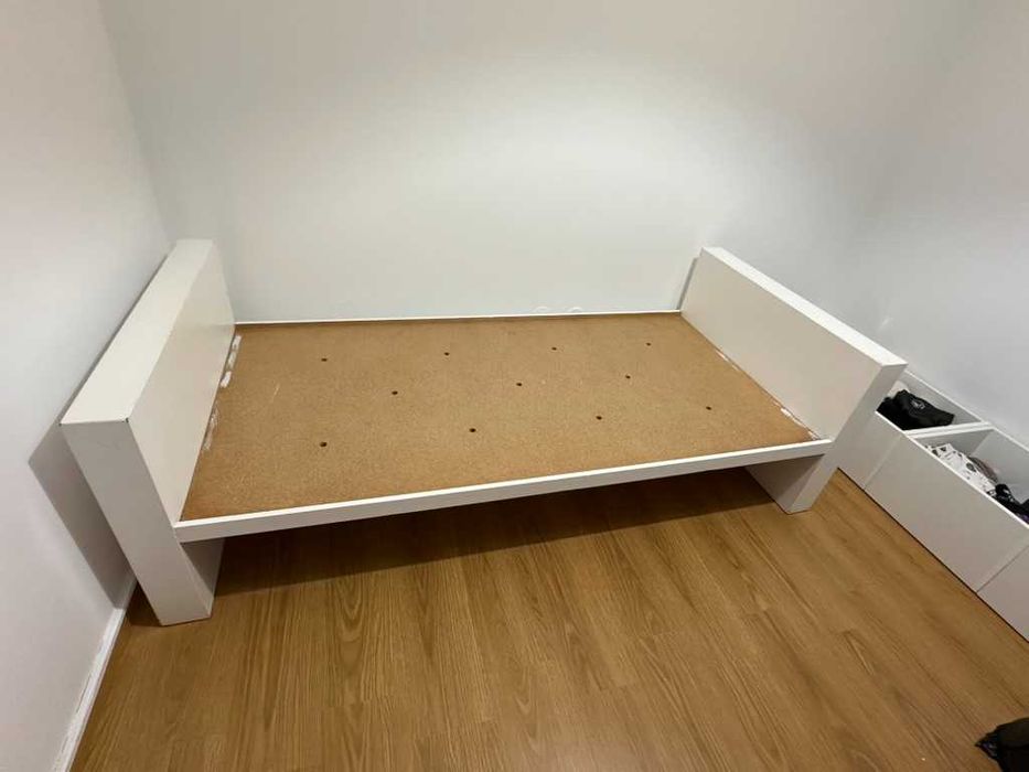 Cama individual branca com arrumação