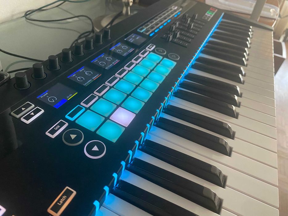 Novation 49SL MkIII — Teclado controlador MIDI com sequenciador