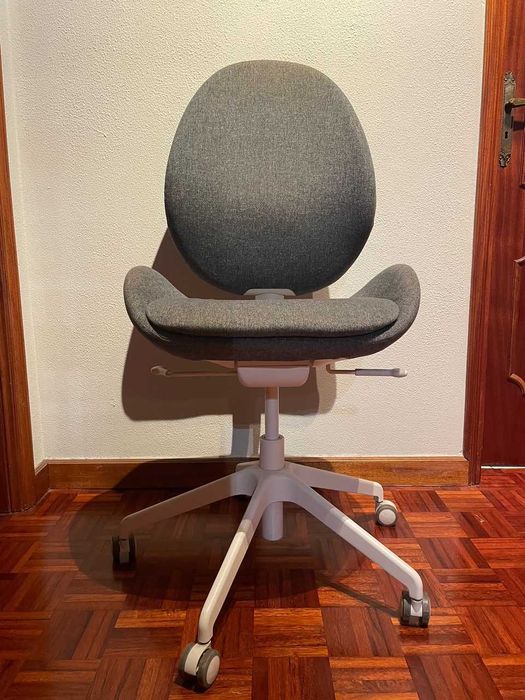 Cadeira giratória IKEA modelo HATTEFJAL design moderno