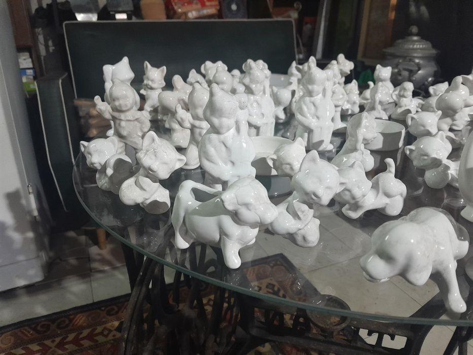 Lote de 60 bonecos em porcelana