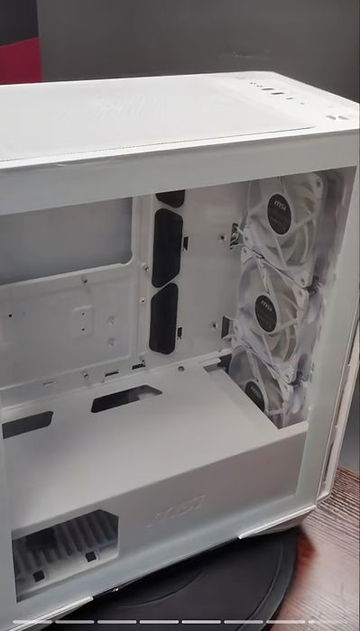 Caixa ATX MSI MPG GUNGNIR 110R branca