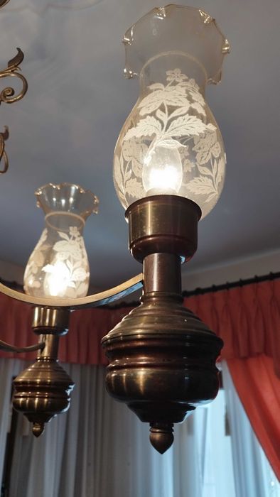Candeeiro antigo com 5 abajur/tulipas com rara decoração gravada