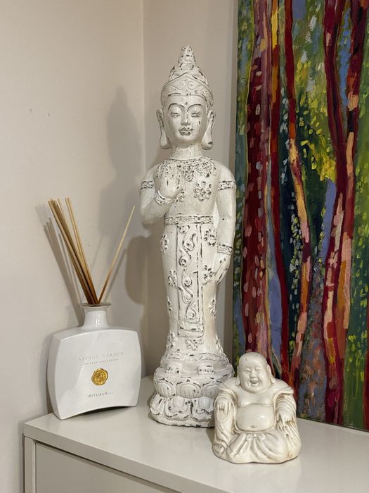 Buda e estátua tailandesa