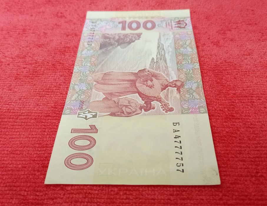 Банкнота купюра гривні 100