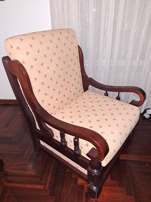 Sofá e 2 Poltronas / Cadeirão | Bom estado | Relax, Repouso e conforto