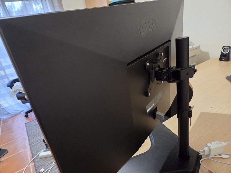 Monitor LG de 32 polegadas