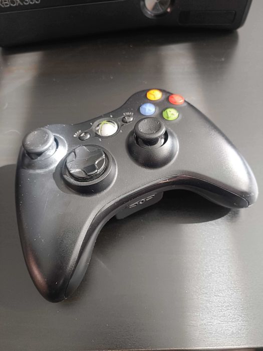 Konsola Xbox 360 Slim 4GB + kinect + pad + gry