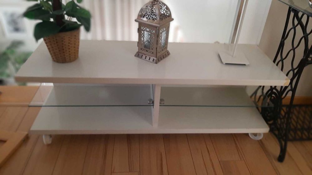 Movel simples para televisão