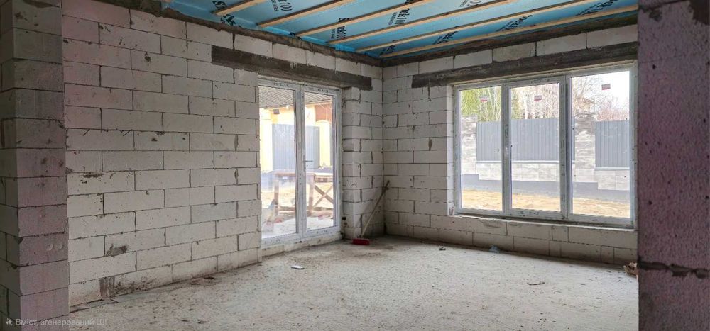 Просторий сучасний будинок з терасою біля лісу та озера.Газ