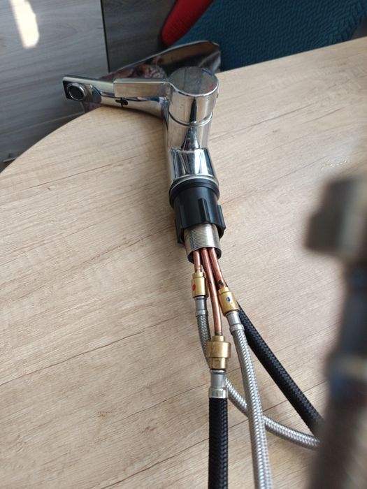 Bateria umywalkowa Livarno z wyciąganym wężem.