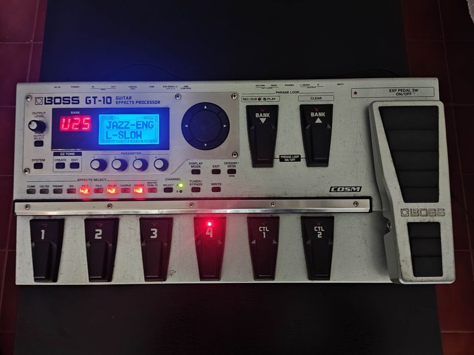 Pedaleira de efeitos | Boss GT-10