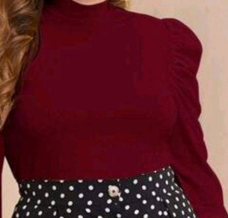 Bonita  moderna camisola com pormenores nas mangas  numca usada