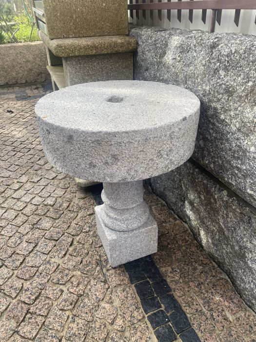 Mesa de pedra de uma mó essa mó foi feita a maõ