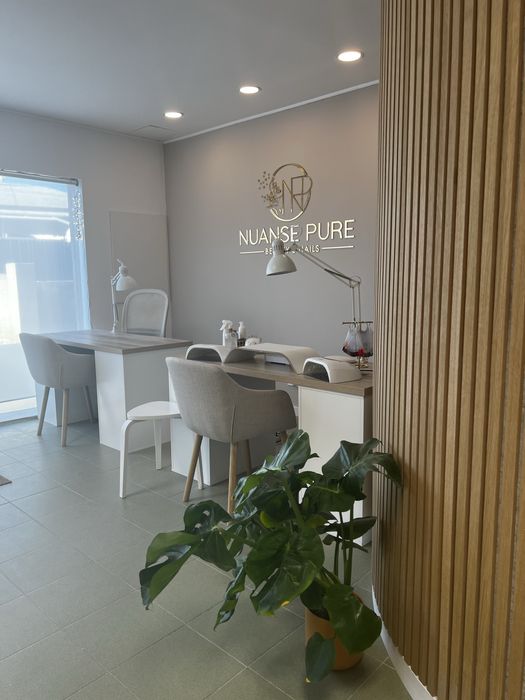 Manicure, tecnica de unhas.