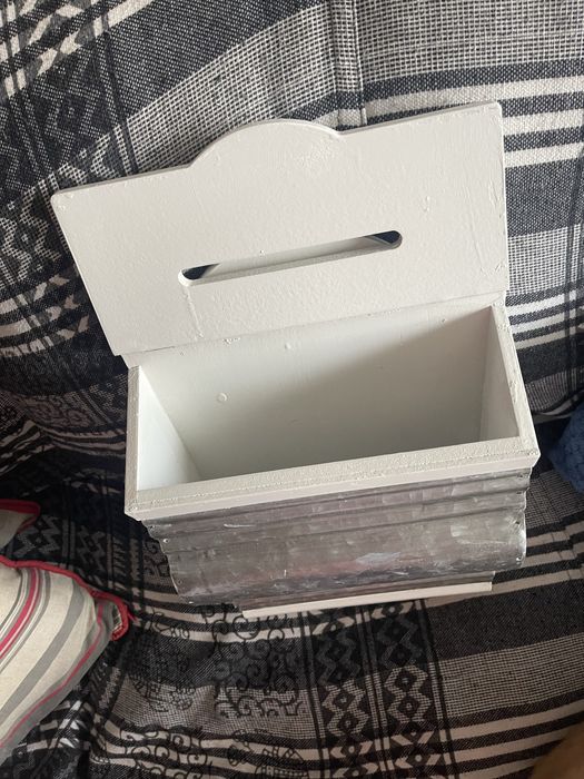 Caixa de correio em madeira e folha de lata