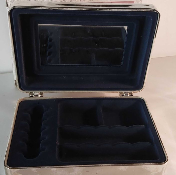 Caixa de joias e bijuteria em casquinha