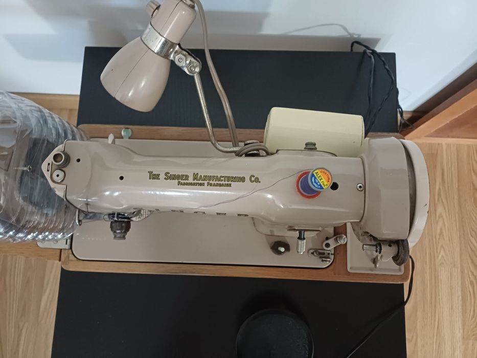 Máquina de costura Singer antiga.