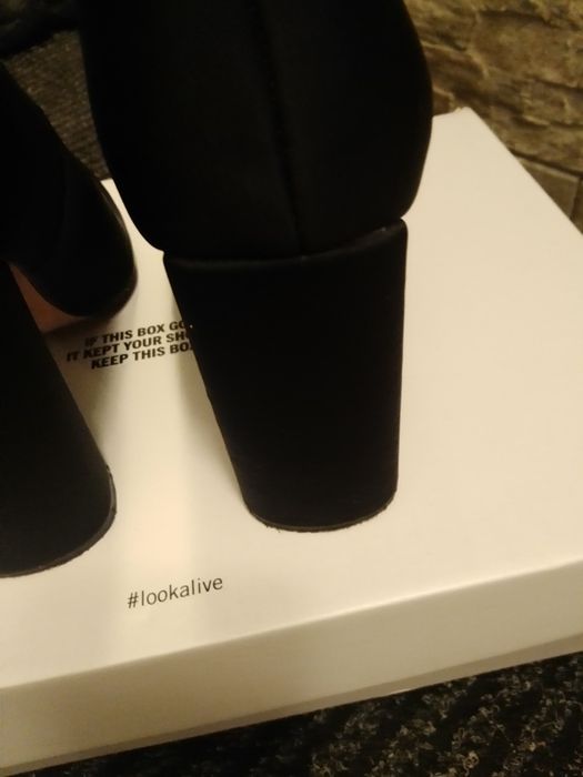 Trzewiki czarne na słupku Kazar