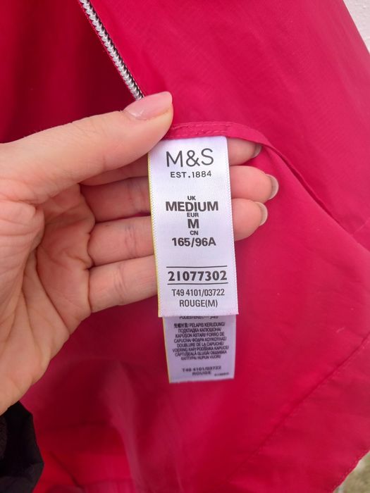Червоний дощовик , 
розмір М, 
фірма M&S